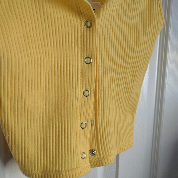 Light yellow fitted crop top button down xs - Picture 2 of 4